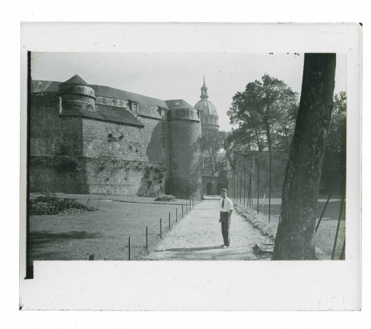 Jeune homme posant dans les allées du jardin du château de la vieille ville de Boulogne-sur-Mer (Pas-de-Calais), près de la cathédrale Notre-Dame.