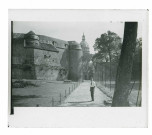 Jeune homme posant dans les allées du jardin du château de la vieille ville de Boulogne-sur-Mer (Pas-de-Calais), près de la cathédrale Notre-Dame.