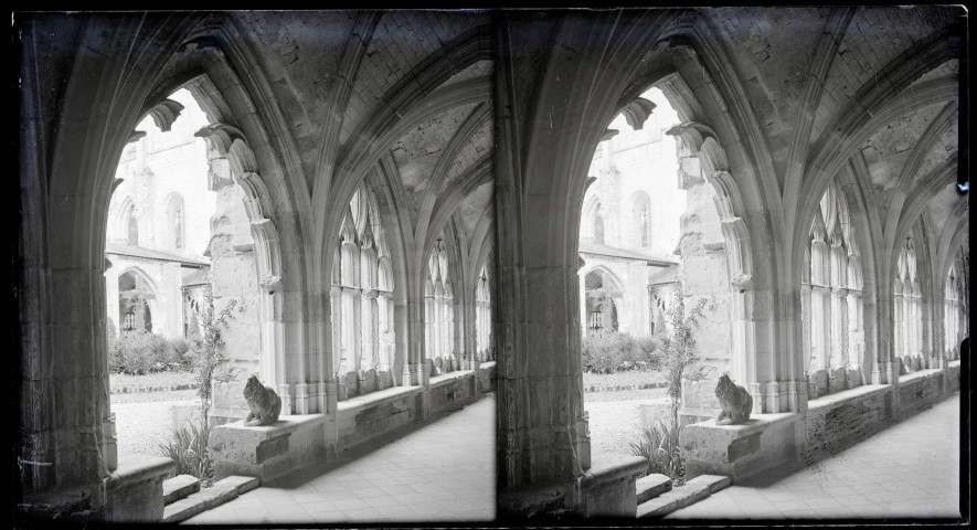Galerie du cloître de l'abbaye Notre-Dame de Fontenelle de Saint-Wandrille-Rançon (Seine-Maritime).