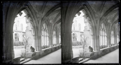 Galerie du cloître de l'abbaye Notre-Dame de Fontenelle de Saint-Wandrille-Rançon (Seine-Maritime).
