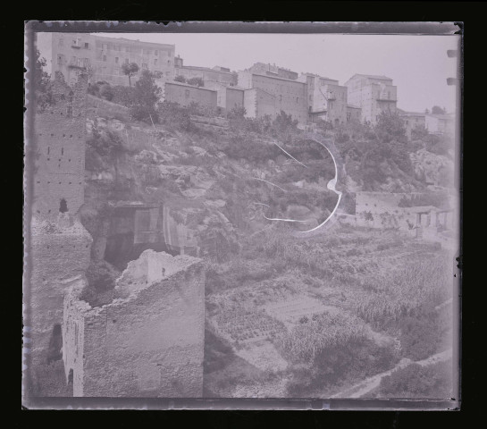 Petits potagers sur les contreforts d'un village méditerranéen.