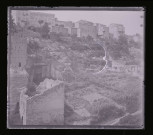 Petits potagers sur les contreforts d'un village méditerranéen.