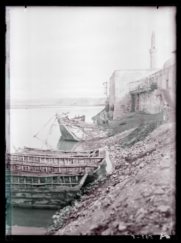 Bords de l'Euphrate à Biredjik (Turquie) (notice PA).