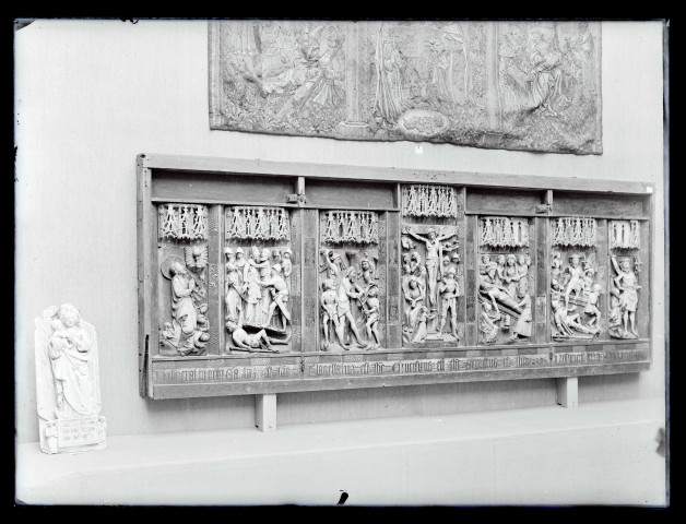Retable représentant la Passion du Christ présenté à une exposition d'art religieux à Rouen (Seine-Maritime).