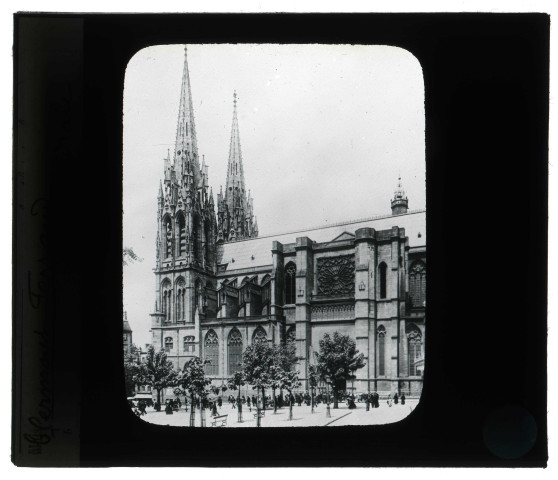 Cathédrale Notre-Dame de l'Assomption de Clermont-Ferrand (Puy-de-Dôme), côté sud.