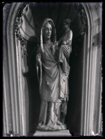 Église d'Aubevoye (Eure), retable latéral nord, statue de la Vierge à l'enfant dite Notre-Dame d'Aubevoye.