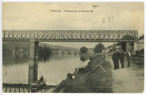 Vernon-Ville. Pêcheurs près le Pont de Fer.