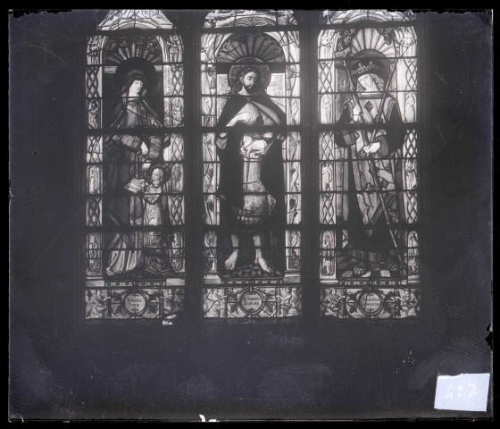 Église de Serquigny (Eure), vitraux de Sainte-Anne, Saint-Jean-Baptiste et Saint-Ludovic.