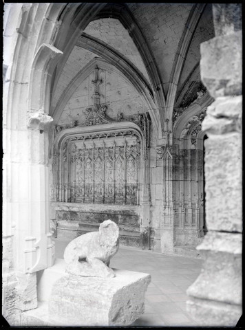 Angle et piscine de la galerie du cloître de l'abbaye Notre-Dame de Fontenelle de Saint-Wandrille-Rançon (Seine-Maritime).