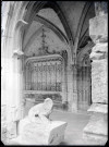 Angle et piscine de la galerie du cloître de l'abbaye Notre-Dame de Fontenelle de Saint-Wandrille-Rançon (Seine-Maritime).