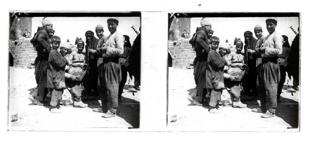Marchand de cigarettes ambulant à Alep (Syrie).