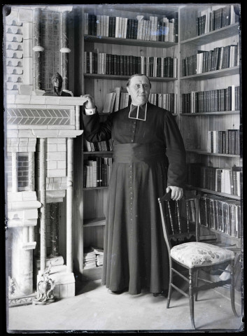 Le chanoine Le Fournier en habit sacerdotal.