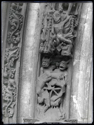 Voussures ornementées de l'église Saint-Maclou de Rouen (Seine-Maritime) représentant le jugement dernier.