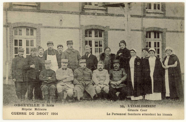 Caillouet-Orgeville. Hôpital militaire : Guerre du Droit 1914 : L'établissement-Grande Cour-Le Personnel Sanitaire attendant les blessés.