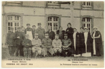 Caillouet-Orgeville. Hôpital militaire : Guerre du Droit 1914 : L'établissement-Grande Cour-Le Personnel Sanitaire attendant les blessés.