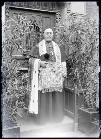 Le chanoine Le Fournier en habit sacerdotal.