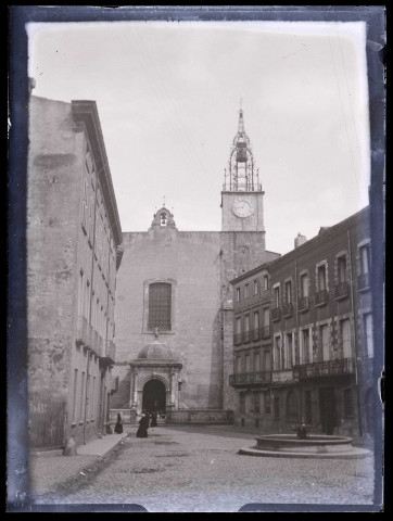 Église avec clocher en ferronnerie.