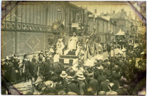 Evreux-Ville. Cavalcade - Char de la Reine devant le Marché.