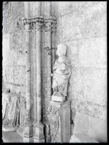 Statue du cloître de l'abbaye Notre-Dame de Fontenelle de Saint-Wandrille-Rançon (Seine-Maritime).