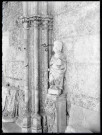 Statue du cloître de l'abbaye Notre-Dame de Fontenelle de Saint-Wandrille-Rançon (Seine-Maritime).