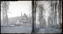 Maison des guides de France sur la rive de l'Andelle traversant la campagne de Radepont (Eure). Chemin de forêt de la campagne normande.