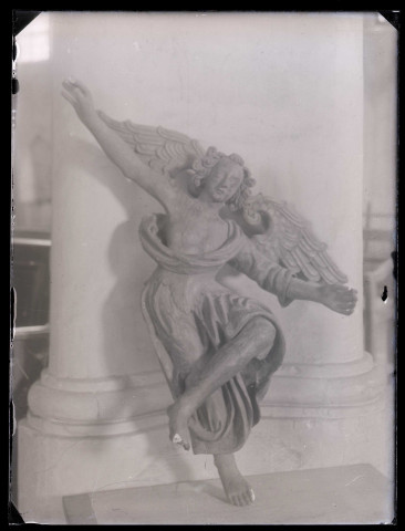 Église de Prey (Eure), statue d'un ange.