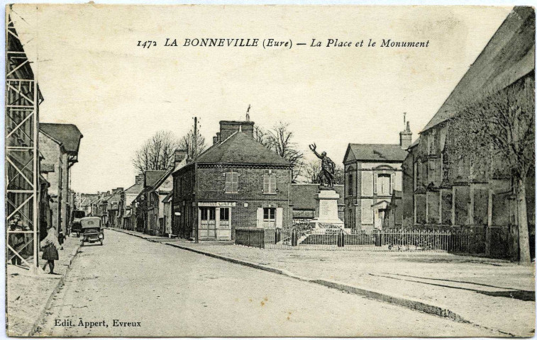 Bonneville-sur-Iton (la). La Place et le Monument.