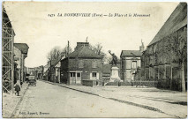 Bonneville-sur-Iton (la). La Place et le Monument.