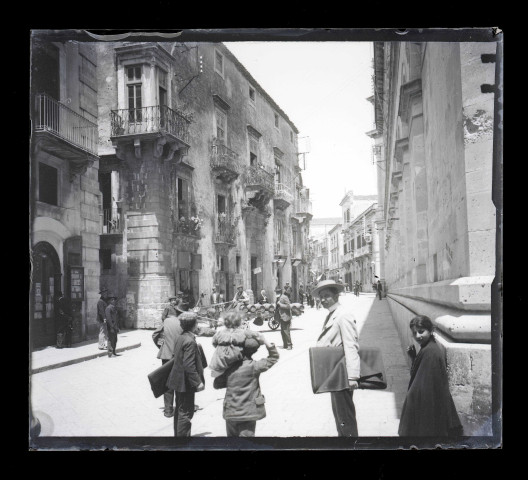 Rue animée d'une ville italienne.