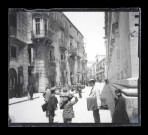 Rue animée d'une ville italienne.