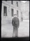 Militaire français armé d'un fusil à baïonnette dans la cour de la maison fermière d'Orgeville (Eure).