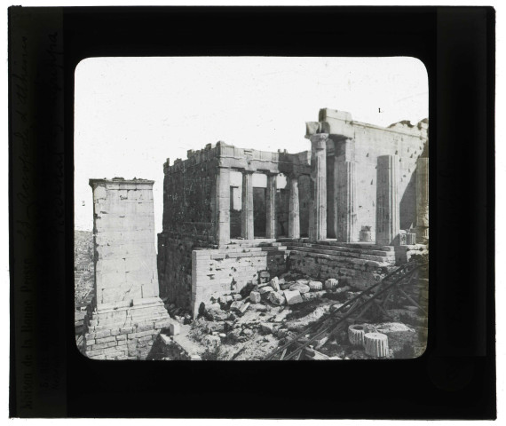 Propylées et piédestal d'Agrippa à l'Acropole d'Athènes (Grèce).