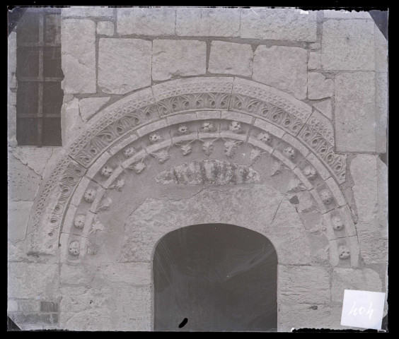 Église de La Trinité-de-Thouberville (Eure), portail roman.