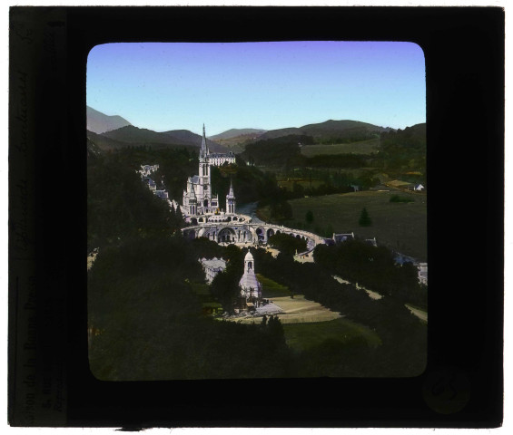 Esplanade et vue générale sur les sanctuaires de Lourdes (Hautes-Pyrénées).