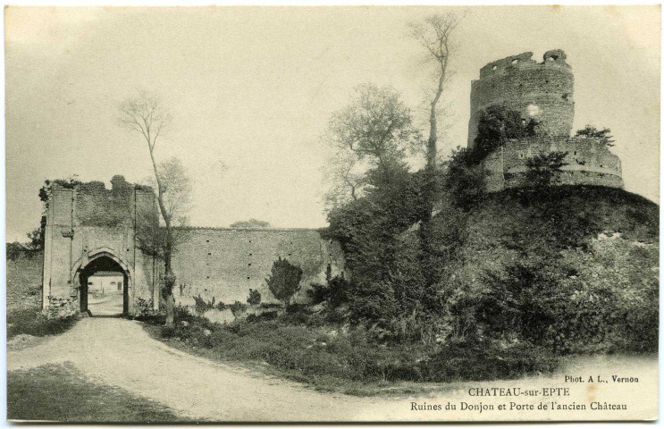 Château-sur-Epte. Ruines du Donjon et Porte de l'ancien Château.