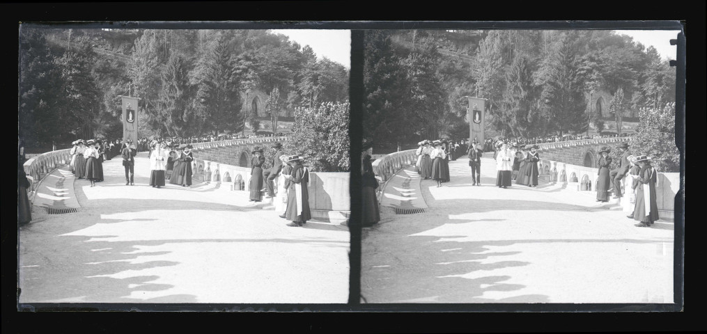 Procession religieuse à Lourdes (Hautes-Pyrénées).
