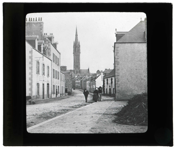 Église du Kreisker de Saint-Pol-de-Léon (Finistère), vue sur le clocher et la rue du Bourg.