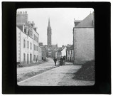 Église du Kreisker de Saint-Pol-de-Léon (Finistère), vue sur le clocher et la rue du Bourg.