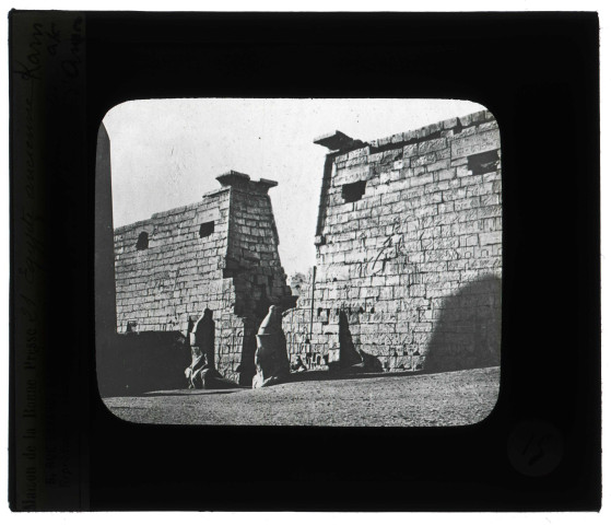 Obélisque et pylônes du grand temple d'Amon à Karnak (Égypte).