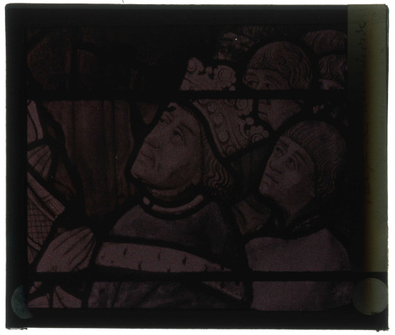 Cathédrale Notre-Dame d'Évreux (Eure), chapelle de la Mère de Dieu, troisième fenêtre sud, vitrail « La Vierge de Miséricorde », détail : tête du roi Louis XI.