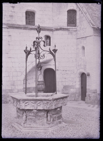 Puits dans une cour de Nempont-Saint-Firmin (Pas-de-Calais)