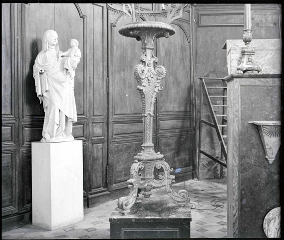 Porte bouquet d'autel et statue de Sainte-Anne de l'église Notre-Dame d'Écouis (Eure).