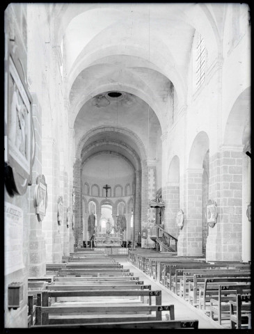 Intérieur d'église bretonne.