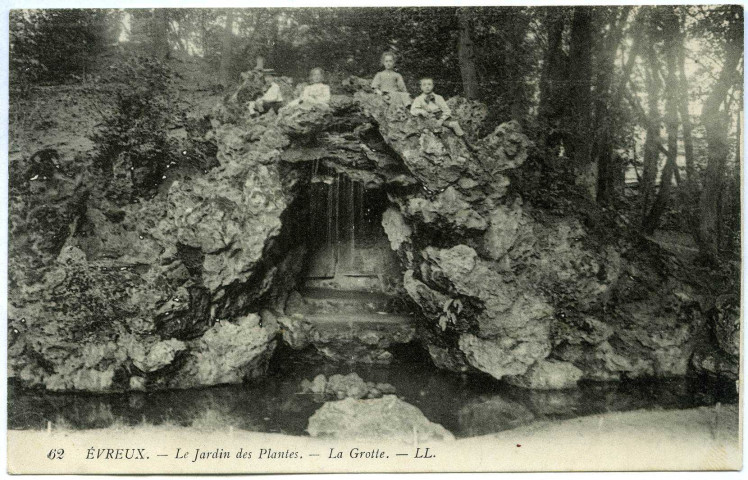 Evreux-Ville. Le Jardin des Plantes - La Grotte.