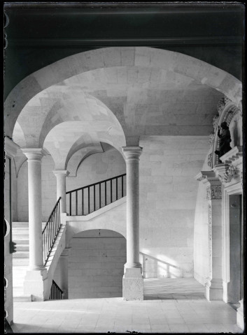 Escalier intérieur de l'abbaye Notre-Dame de Fontenelle de Saint-Wandrille-Rançon (Seine-Maritime).