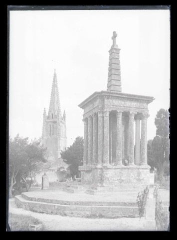 Clocher d'église et mausolée avec inscriptions espagnoles.