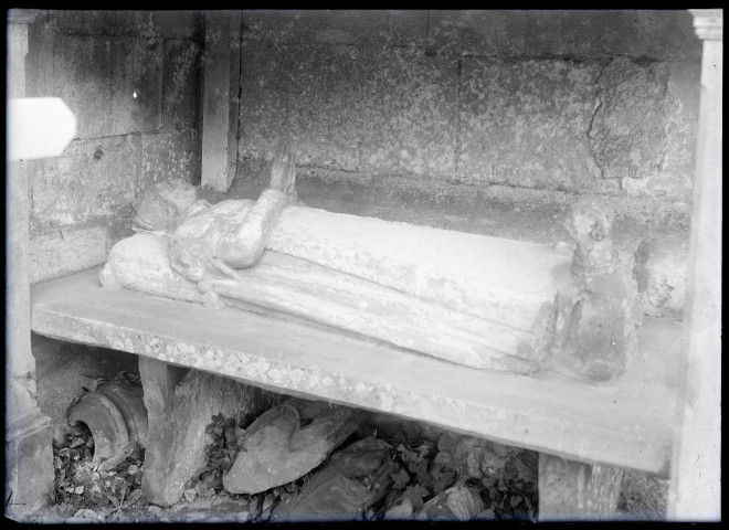 Statue funéraire en marbre blanc de Madeleine le Roy Chavigny, femme de Jean de Rouville, morte en 1558 de l'église d'Alizay (Eure).