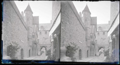 Façade et tourelle sur la rue au Mont-Saint-Michel (Manche).