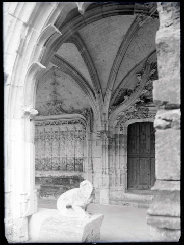 Cloître, porte et piscine en accolade de l'abbaye Notre-Dame de Fontenelle de Saint-Wandrille-Rançon (Seine-Maritime).