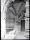Cloître, porte et piscine en accolade de l'abbaye Notre-Dame de Fontenelle de Saint-Wandrille-Rançon (Seine-Maritime).